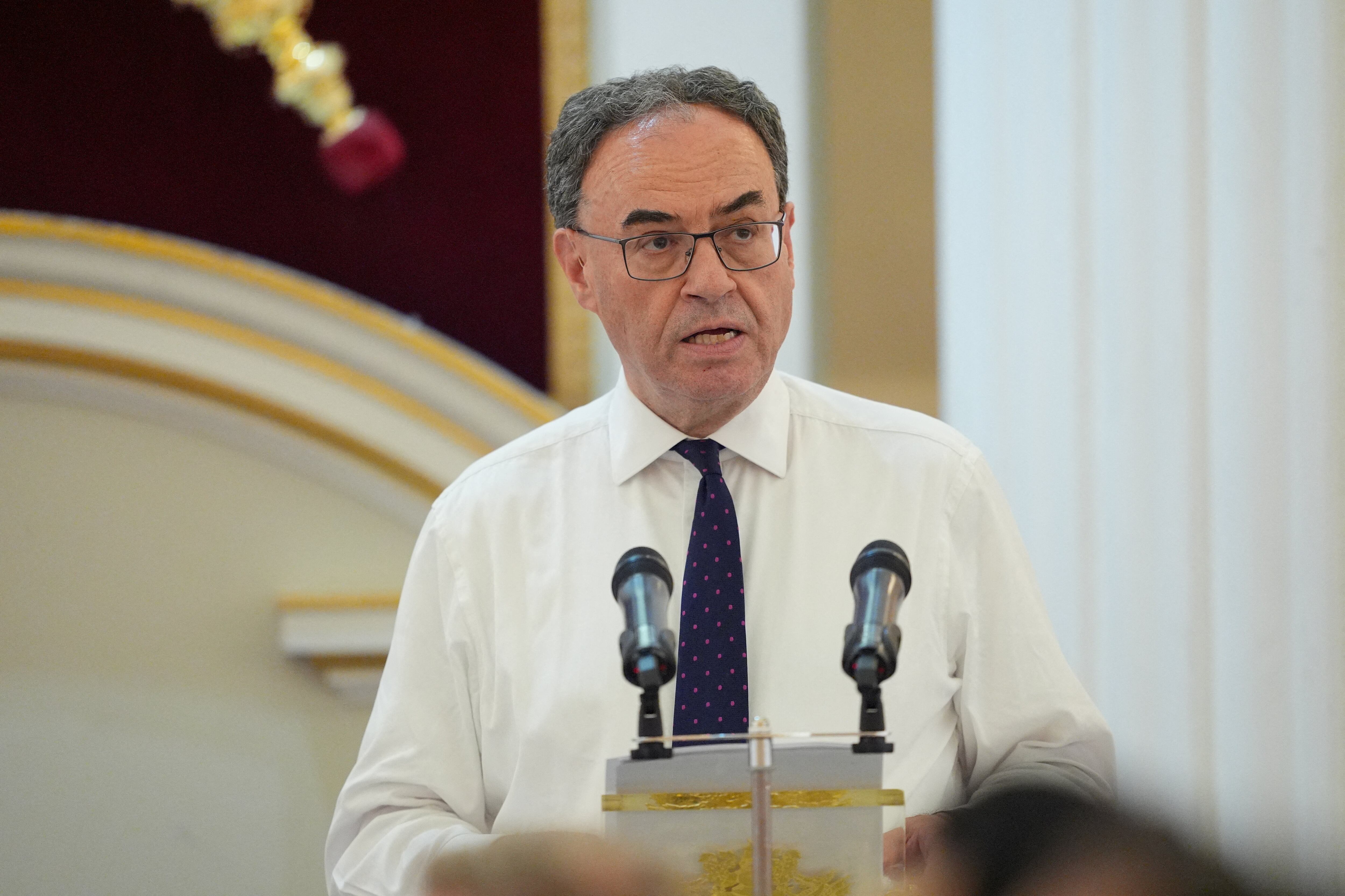 El gobernador del Banco de Inglaterra, Andrew Bailey, sostuvo ante el Comité del Tesoro del Parlamento que el principal desafío para el próximo jefe de Gobierno será impulsar la economía británica (REUTERS)
