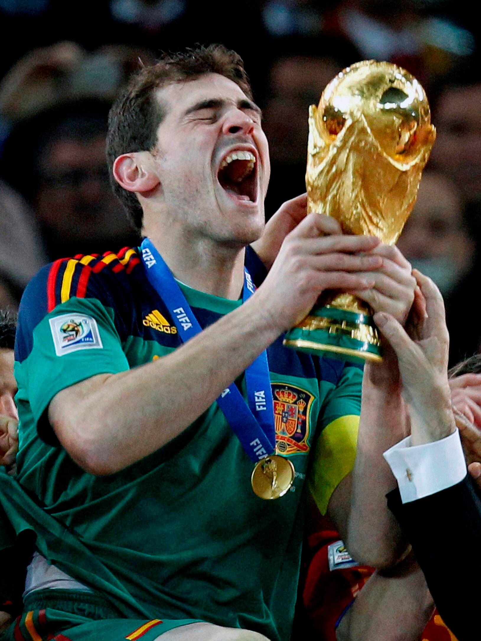 Iker Casillas levantando la Copa del Mundo en Sudáfrica 2010 (EFE/Juan Carlos Cardenas /Archivo)
