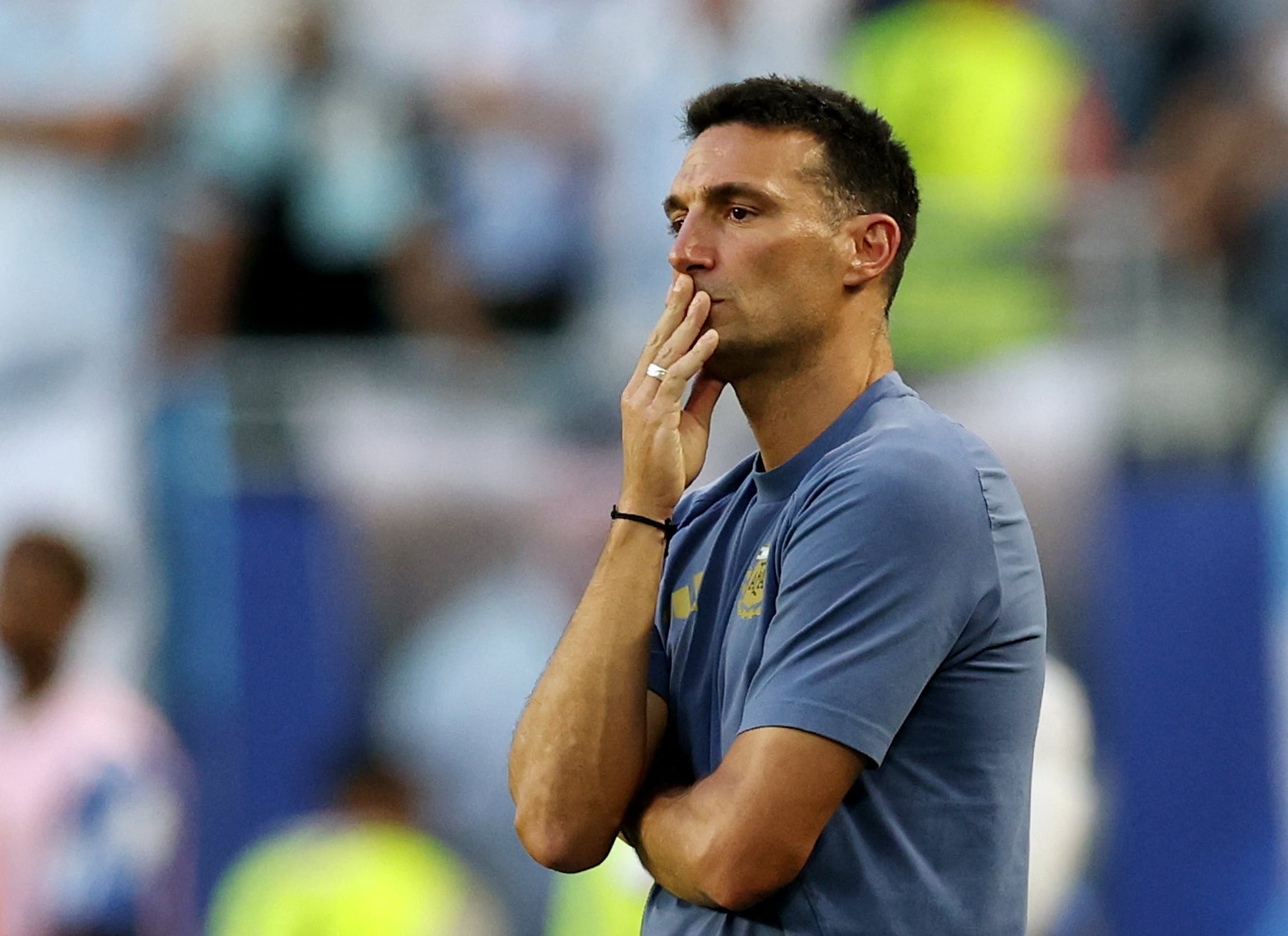 Lionel Scaloni, pensativo durante el sufrido partido contra Cabo Verde (Foto REUTERS/Paul Childs)