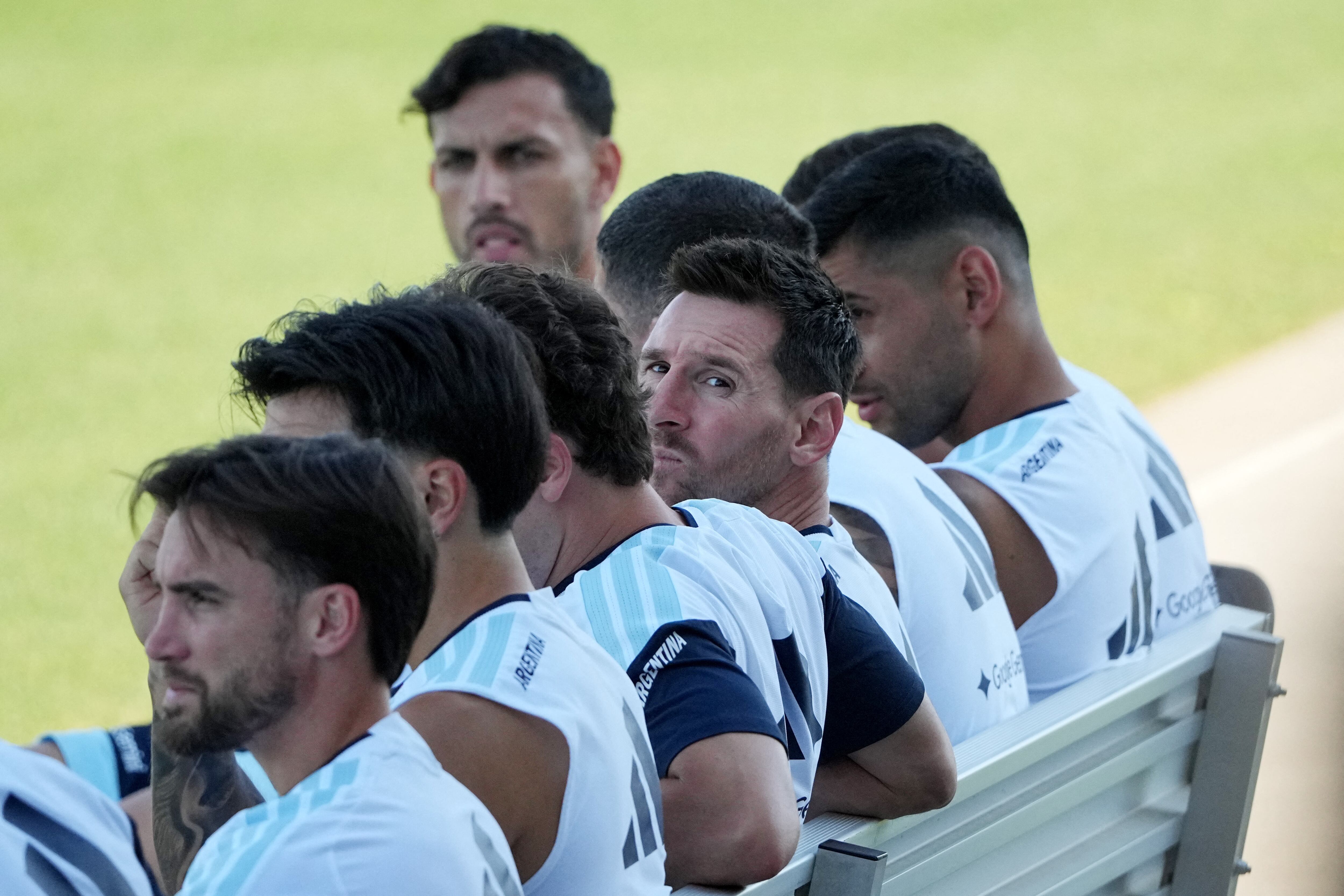 Messi salió al campo sobre el final de los minutos abiertos a la prensa y se sentó con los titulares a tomar mate (Reuters/Denny Medley)