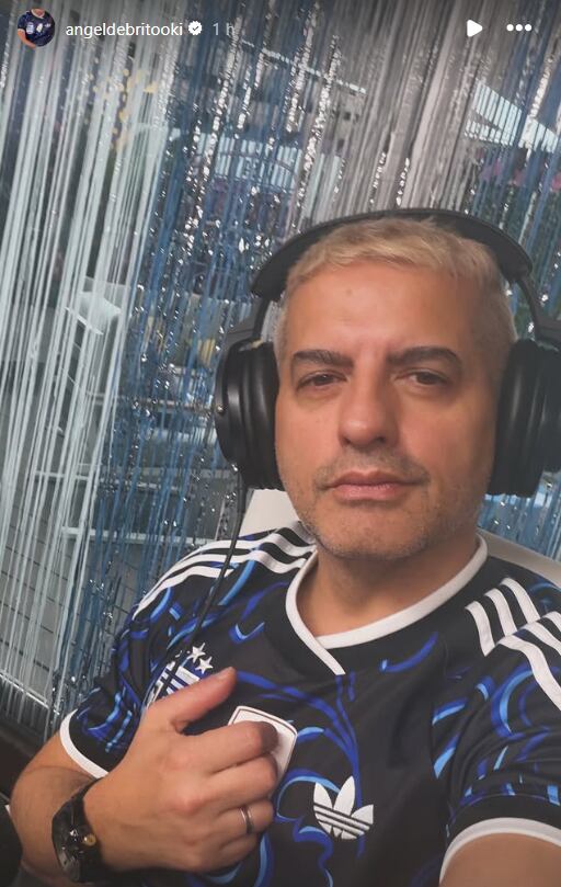 La selfie de Ángel de Brito vistiendo la camiseta Argentina