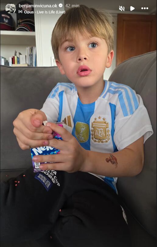 Amancio, el hijo de Benjamín Vicuña y la China Suárez sigue de cerca el partido 