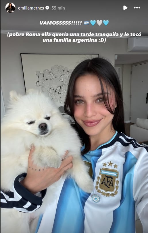 El divertido mensaje de Emilia Mernes con su perrita durante el partido de Argentina-Inglaterra en la semifinal del Mundial 2026 