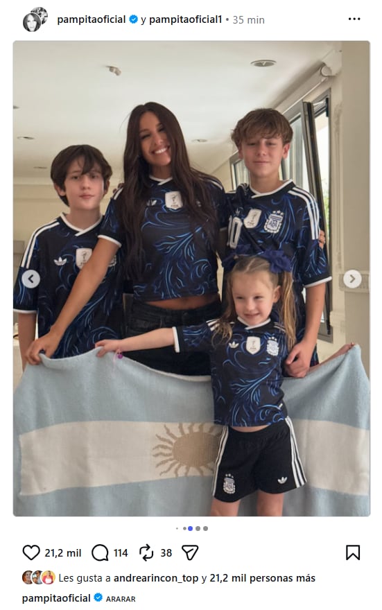 Pampita junto a sus hijos Beltrán, Benicio y la pequeña Anita 