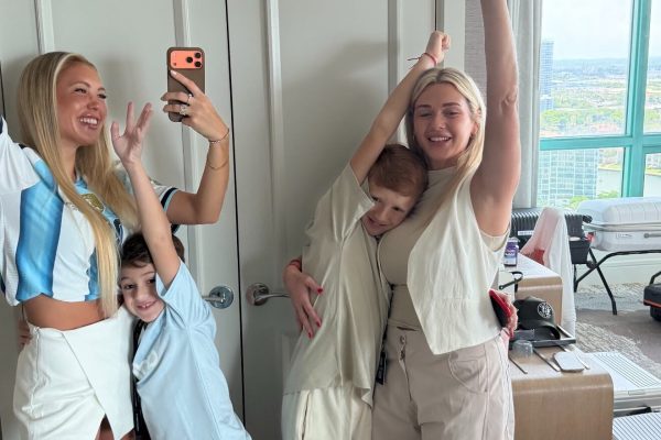Así se se prepararon Caro Calvagni, Agus Gandolfo y Rocío Espósito para el partido de la Scaloneta: looks, hijos y ansiedad