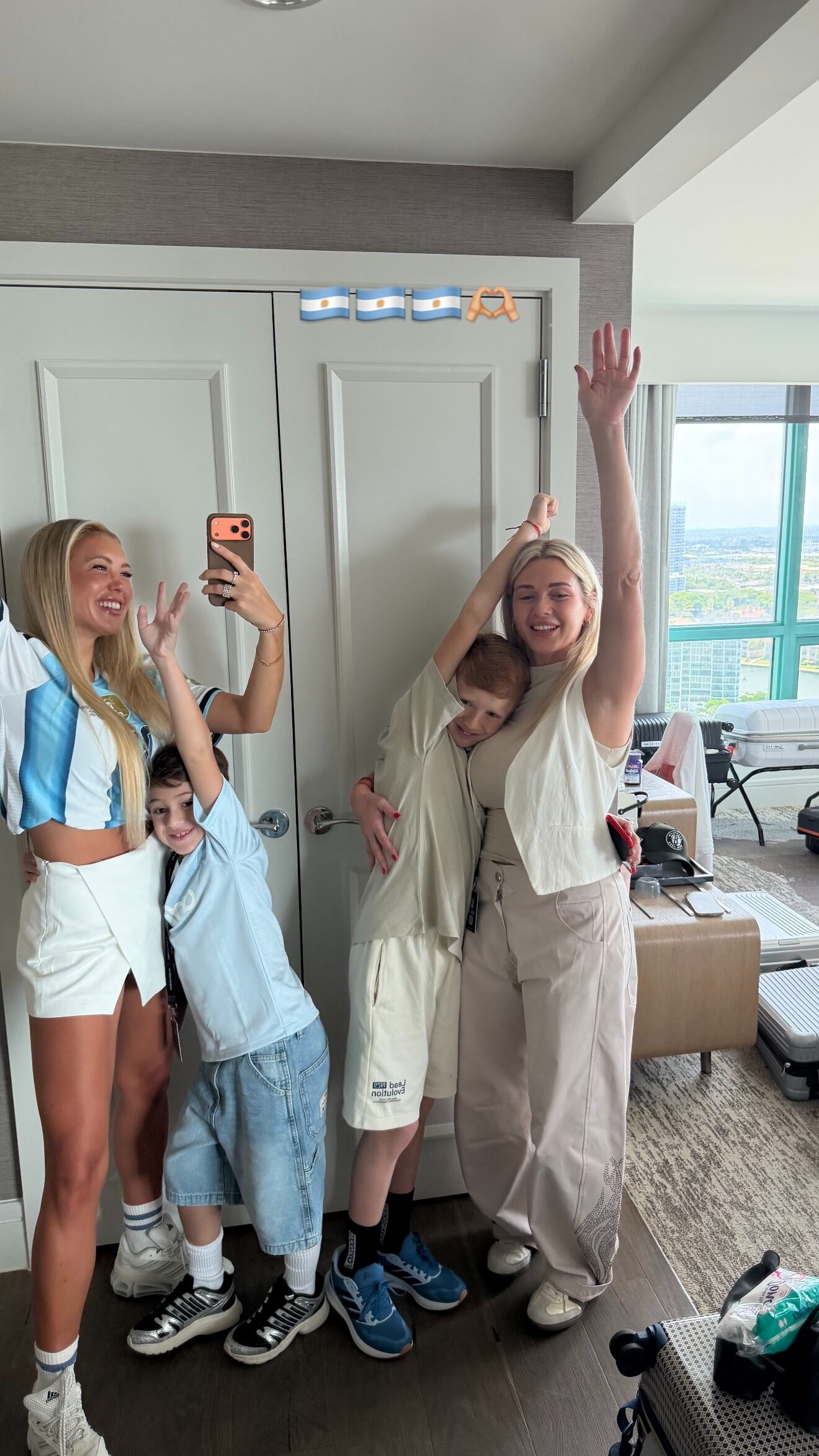 Así se se prepararon Caro Calvagni, Agus Gandolfo y Rocío Espósito para el partido de la Scaloneta: looks, hijos y ansiedad
