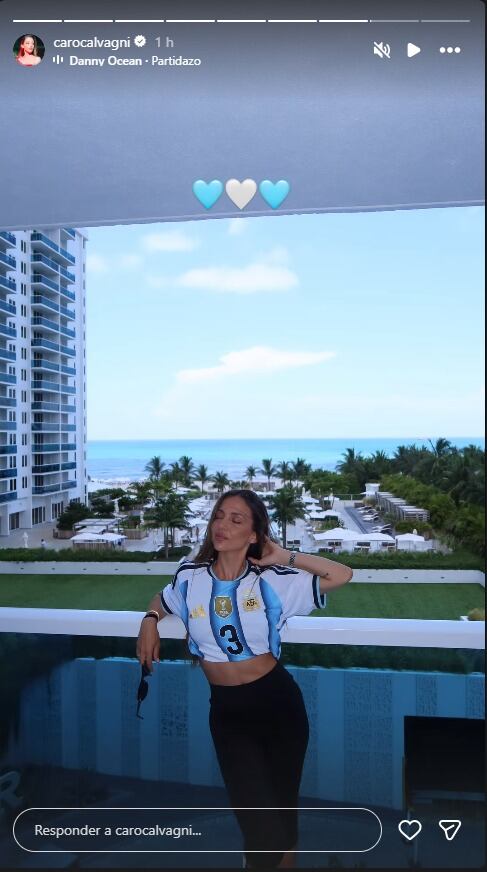 Caro Calvagni, esposa de Nico Tagliafico, posa con la camiseta de la selección argentina en un balcón con vista al mar.