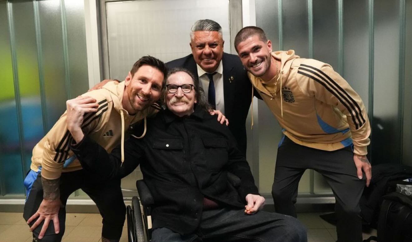La imagen del emotivo encuentro entre Charly García, Lionel Messi, Chiqui Tapia y Rodrigo De Paul (X)