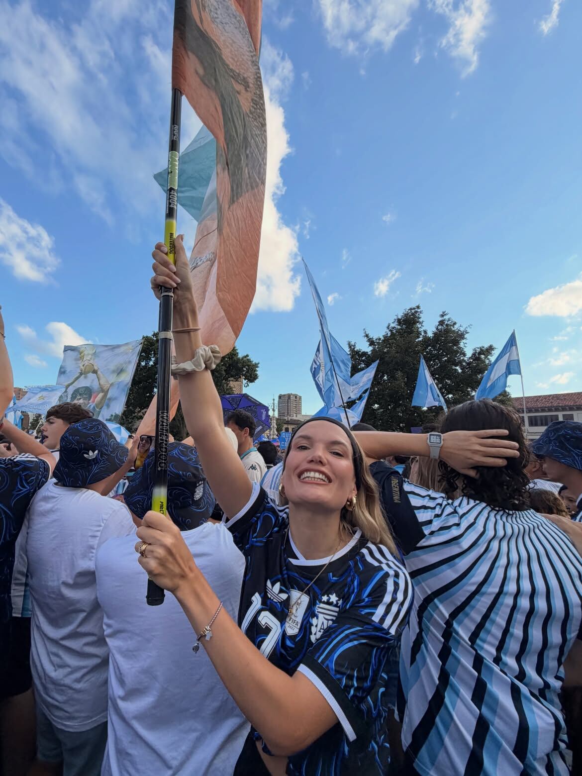 Eva llevó una bandera con la cara de Diego Maradona 