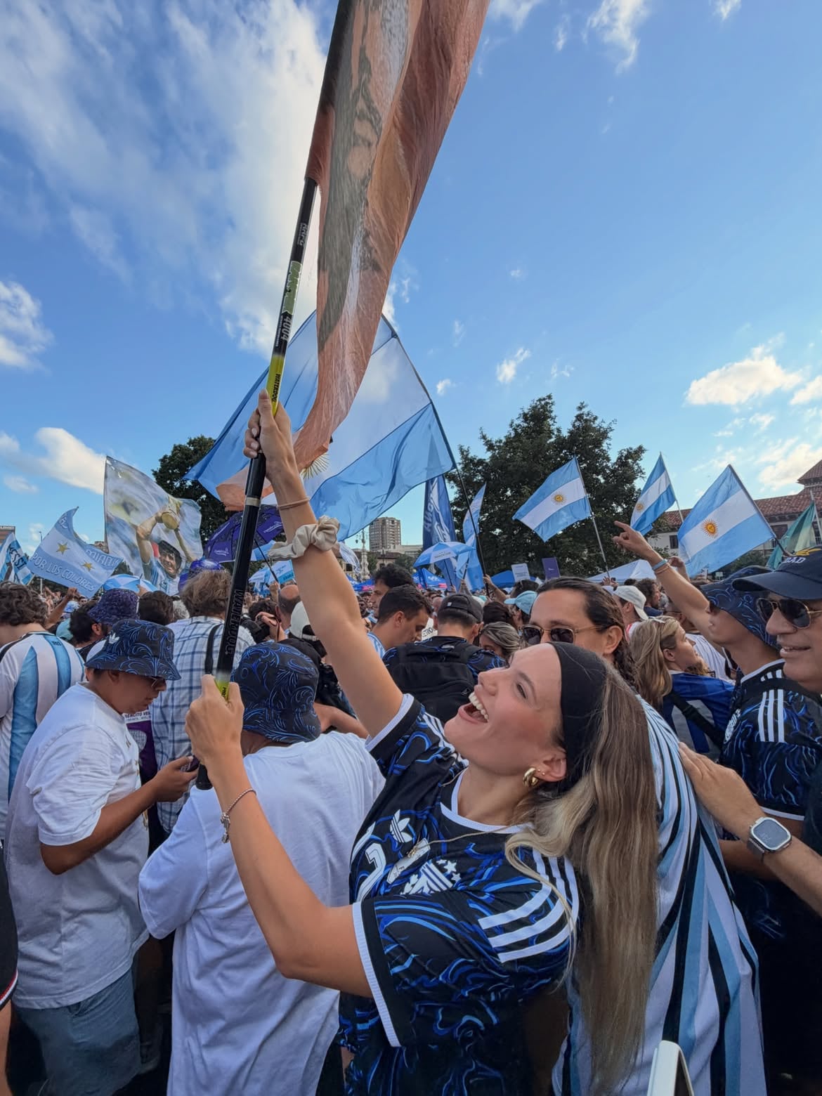 Eva Bargiela celebra junto a aficionados argentinos en un banderazo