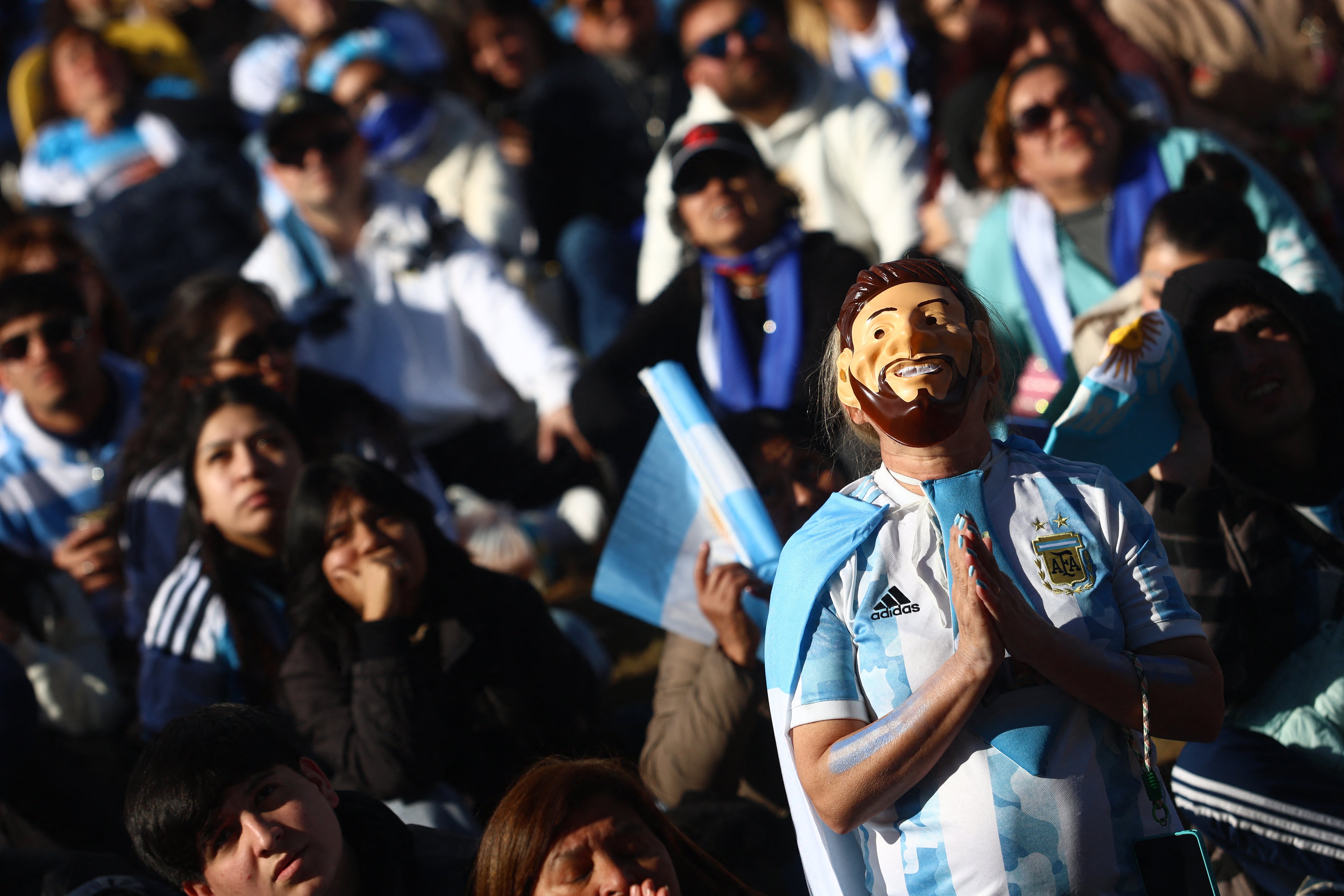 Hinchas argentinos observan un partido de Argentina durante el Mundial de Futbol 2026 (REUTERS/Matias Baglietto)