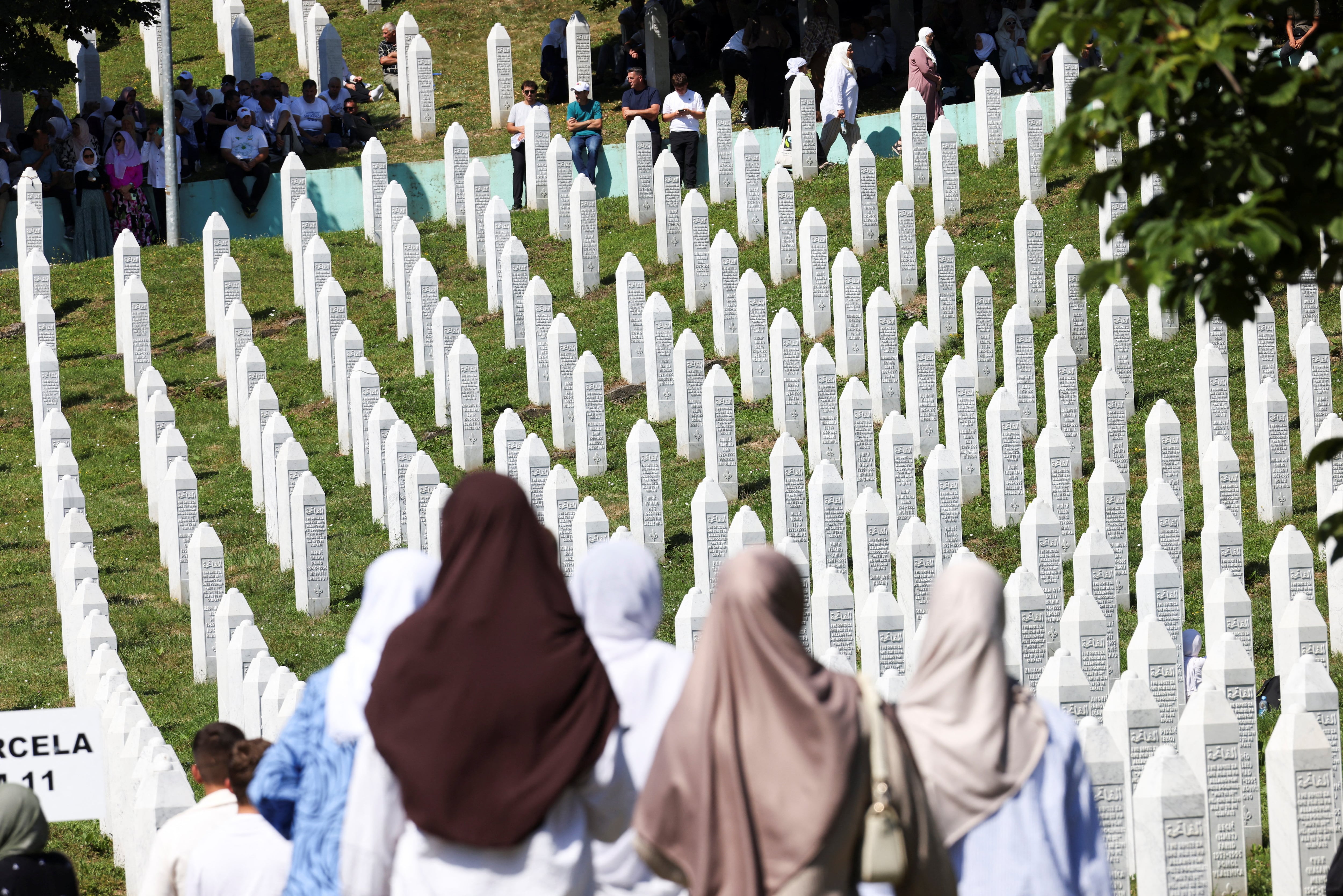 Personas rezando durante la ceremonia conmemorativa y el funeral de diez víctimas, en el marco del 31.º aniversario del genocidio de Srebrenica en Potocari, Bosnia y Herzegovina, el 11 de julio de 2026. REUTERS/Amel Emric