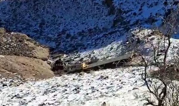 Brutal accidente en Neuquén: un camión perdió el control, cayó 300 metros por un acantilado y el conductor murió