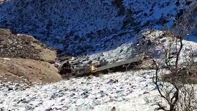 Brutal accidente en Neuquén: un camión perdió el control, cayó 300 metros por un acantilado y el conductor murió