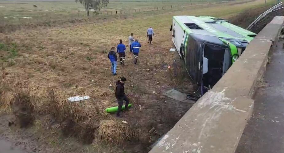 Carmen de Areco: un micro cayó de un puente en la ruta 7 y hay varios heridos
