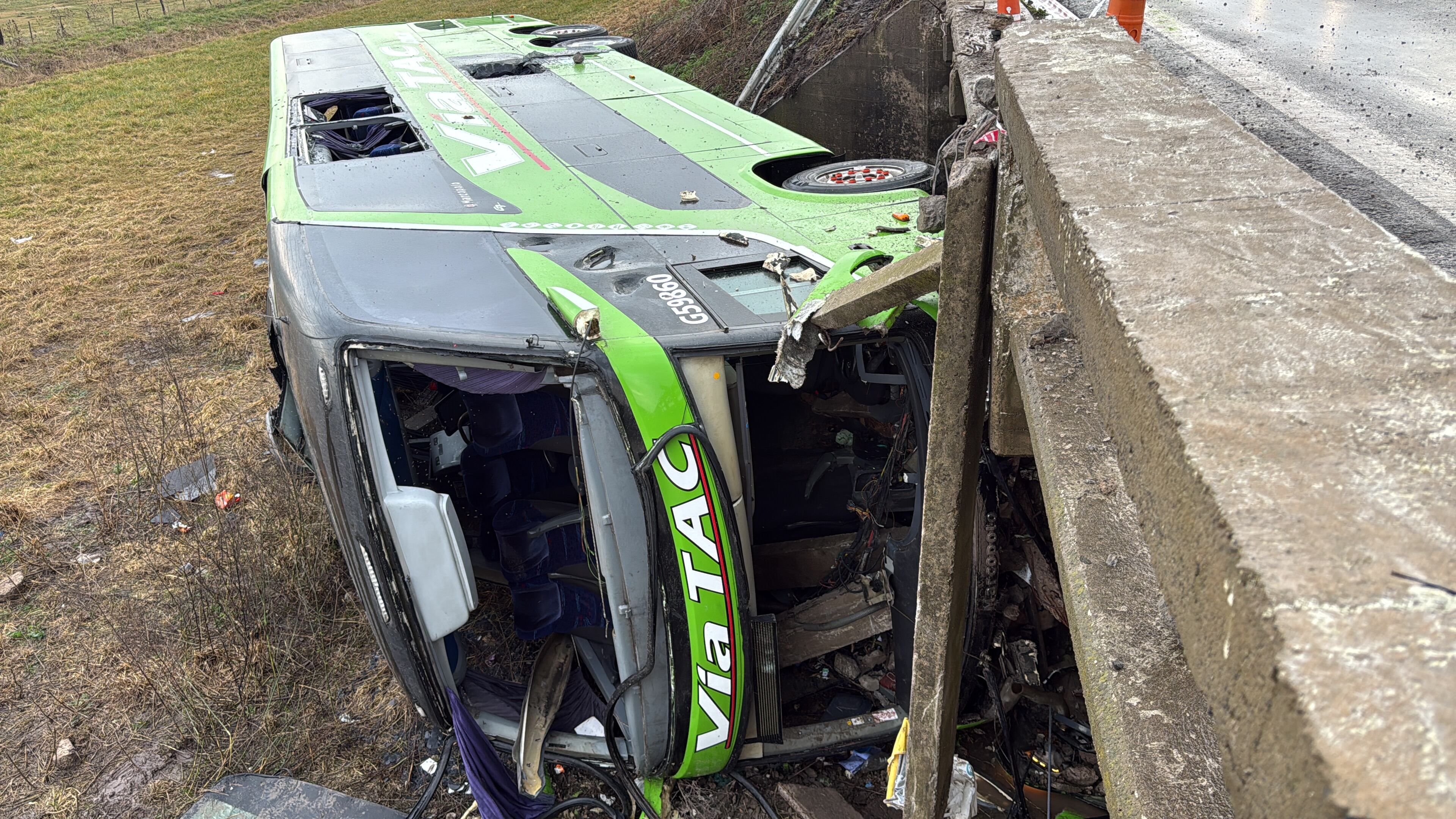 El micro volcó esta mañana en la Ruta Nacional Nº7 (RSFotos)