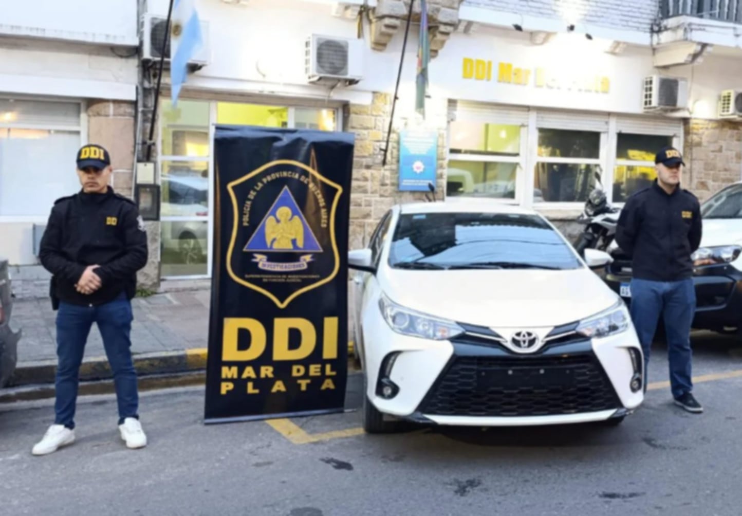 Dos agentes de la DDI Mar del Plata custodian un Toyota Yaris blanco utilizado en la fuga y recuperado de un robo, frente a la sede policial (La Capital)