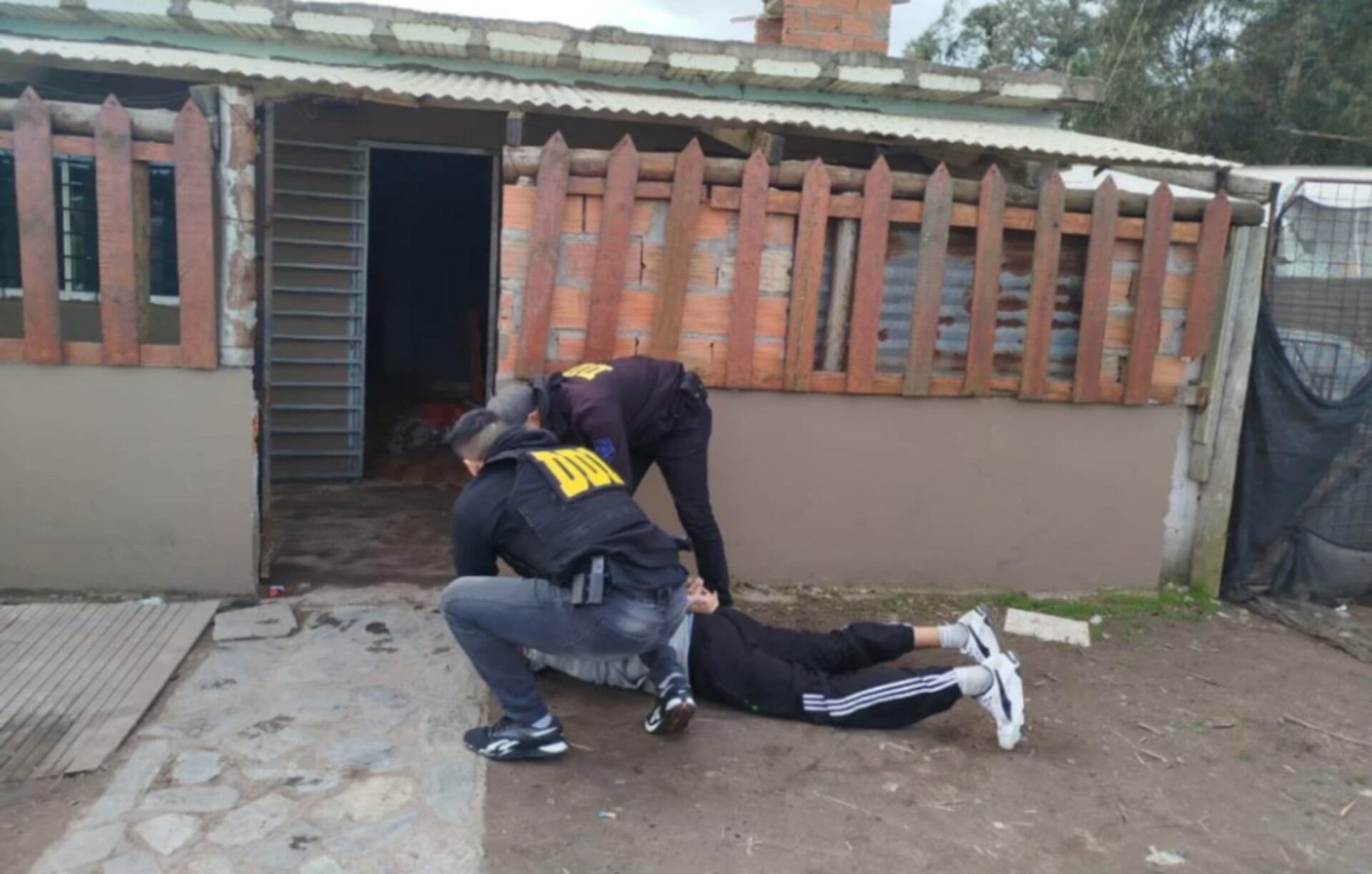 Agentes de la DDI detienen al prófugo en Mar del Plata, quien fue hallado escondido debajo de una cama durante el operativo (La Capital)