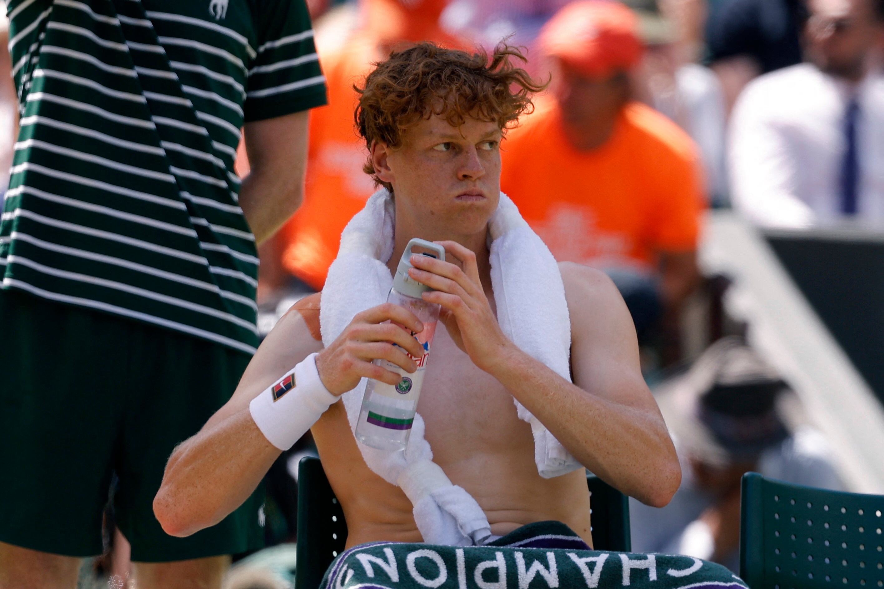 Sinner reorganizó su calendario y evitó torneos previos en césped, priorizando un enfoque físico y estratégico tras el episodio sufrido en Roland Garros (REUTERS/Andrew Couldridge)