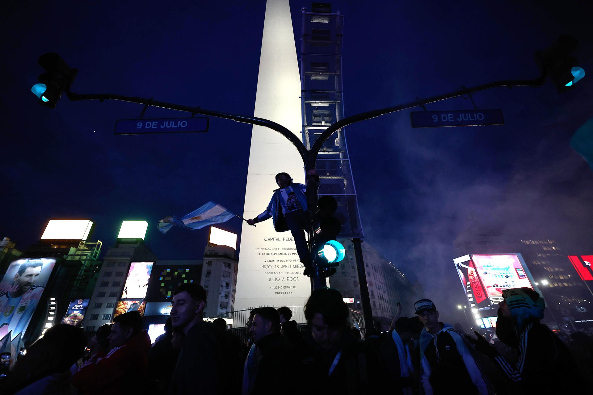 Miles de personas celebraron en el Obelisco tras el avance de la selección argentina en el Mundial