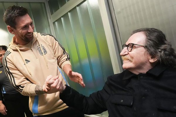 Charly García salió al balcón a festejar el histórico triunfo de Argentina en la esquina que lleva su nombre