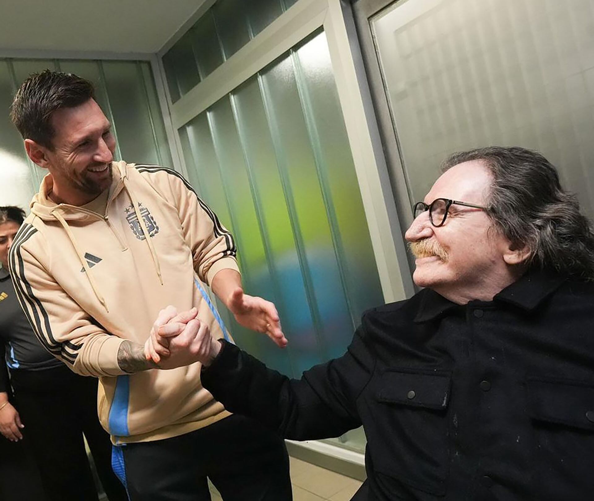 Charly García salió al balcón a festejar el histórico triunfo de Argentina en la esquina que lleva su nombre
