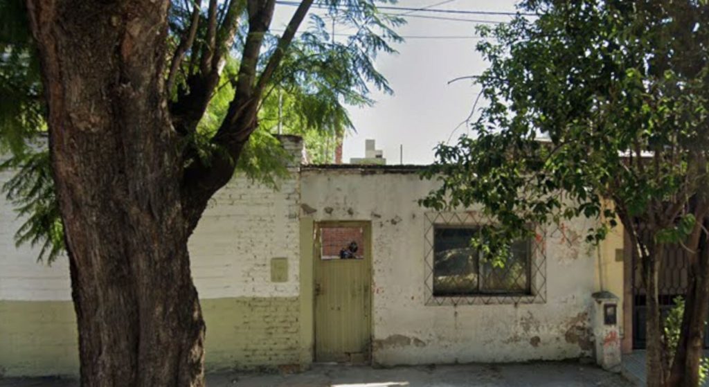 Chocó contra un árbol y murió: en el hospital descubrieron que tenía una herida de bala en la espalda