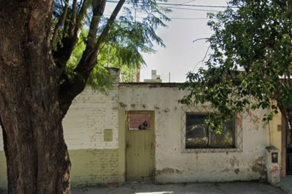 Chocó contra un árbol y murió: en el hospital descubrieron que tenía una herida de bala en la espalda
