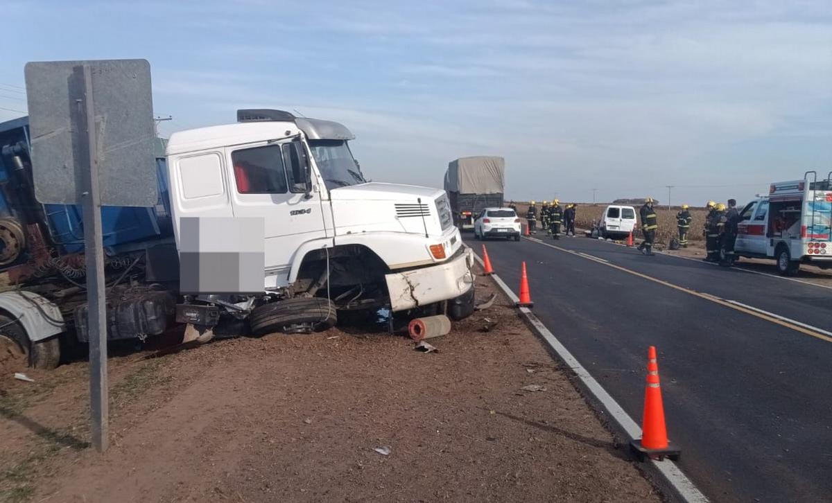 Personal de emergencias y bomberos trabajó en el lugar del choque fatal sobre la ruta provincial 4, cerca de La Carlota