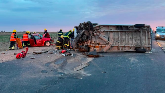 Choque fatal entre un utilitario y un camión en la Ruta 4 dejó dos muertos