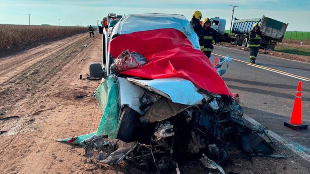El impacto entre un Citroën Berlingo y un camión Mercedes Benz dejó dos víctimas fatales