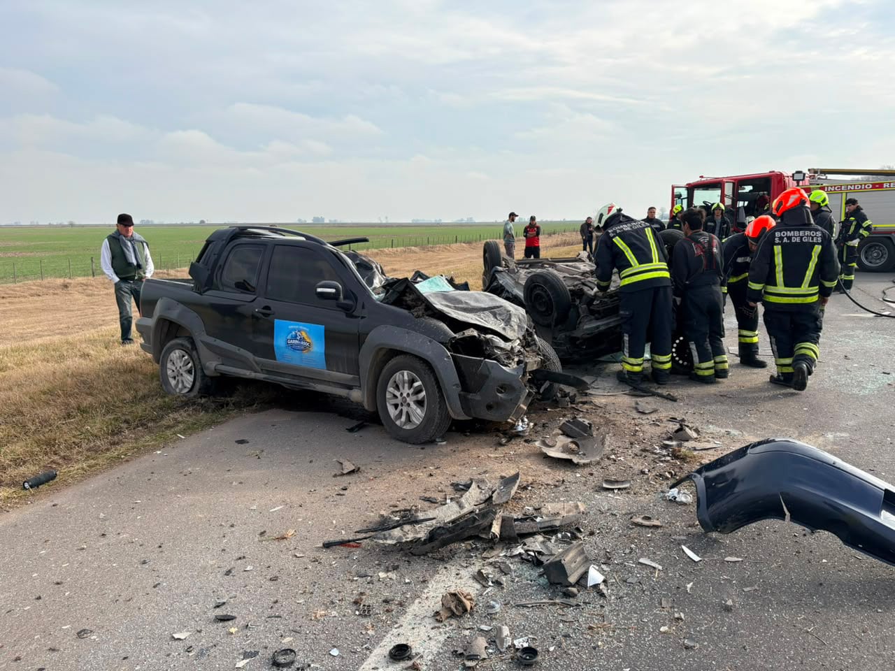 Los Bomberos Voluntarios de San Andrés de Giles ayudaron a rescatar a las personas atrapadas en los vehículos