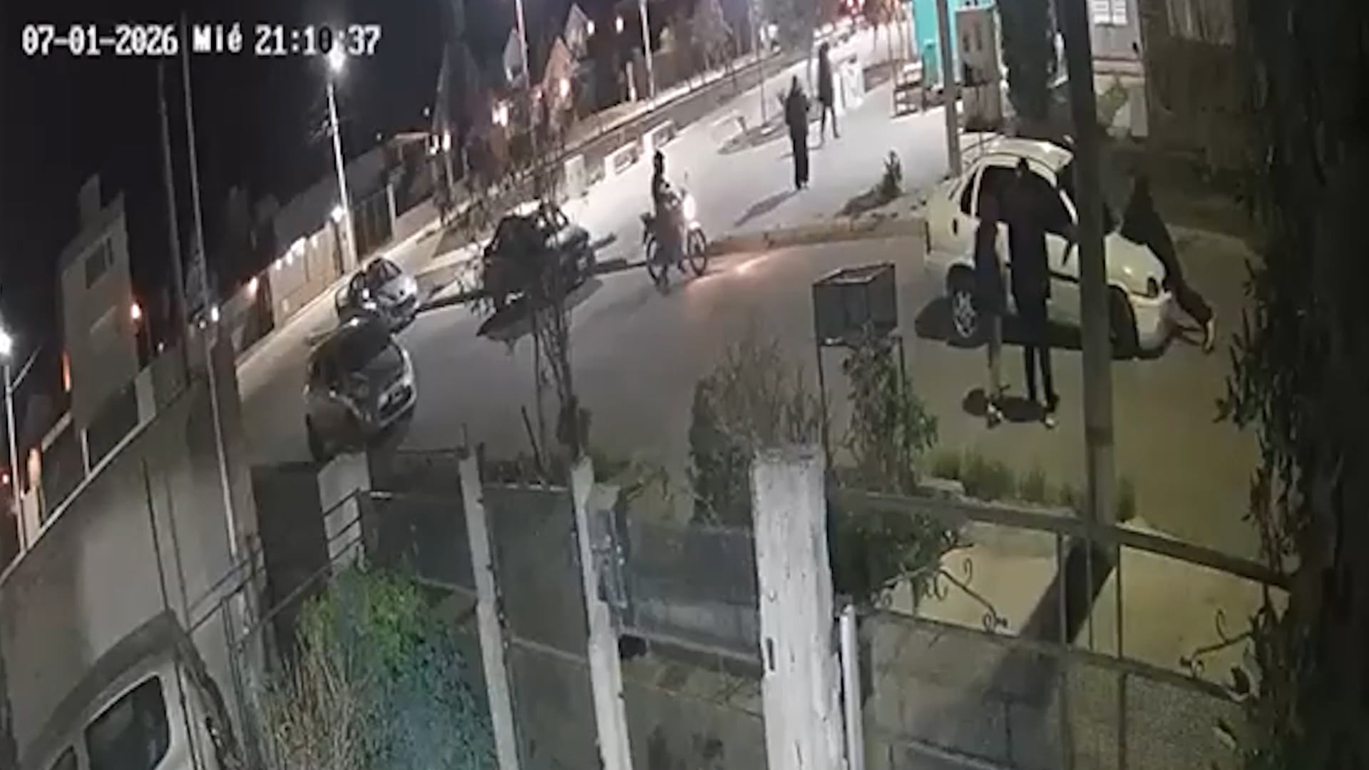 Intentaron detener al temerario conductor pero fue en vano: arrancó con la otra persona adelante y la llevó arriba del capot