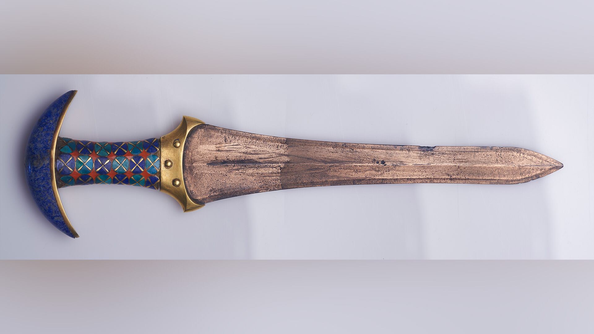 Esta daga fue hallada en la tumba de la princesa Ita. Los huesos de su brazo sugieren que la usó en vida (Sameh Abdel Mohsen )