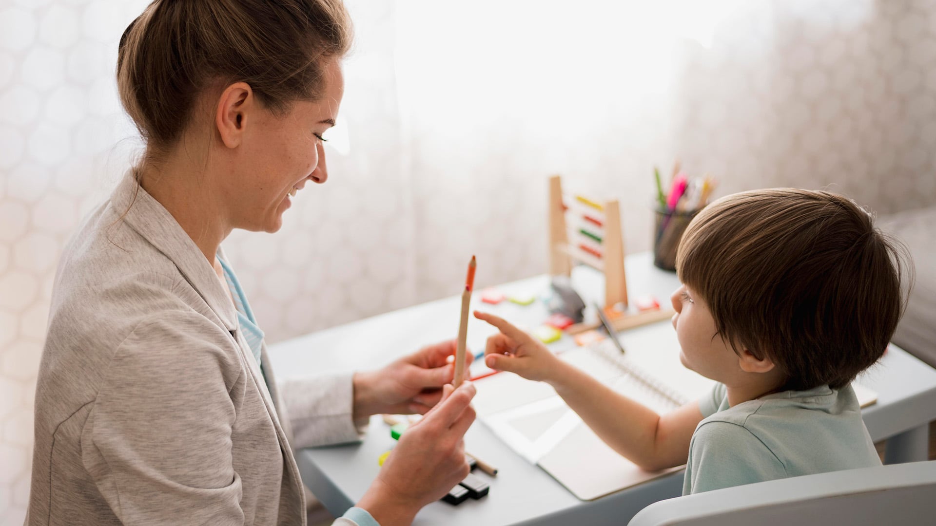 Para las familias, cada salida requiere una logística invisible: prever horarios, identificar lugares amigables y anticipar imprevistos