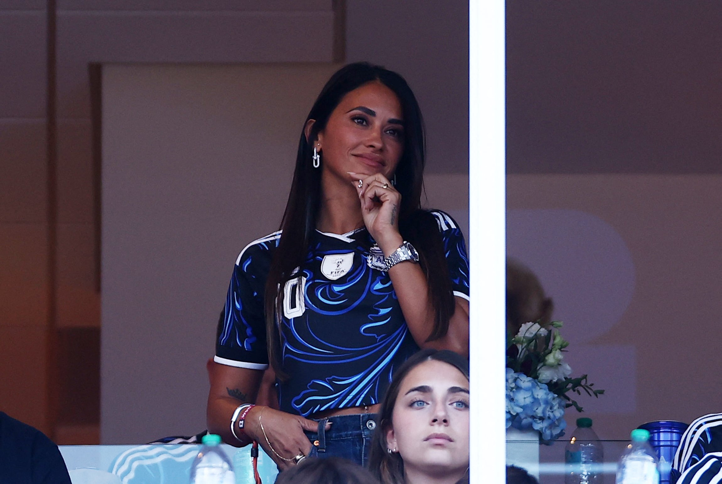 Antonela Roccuzzo asistió al partido de Argentina en Kansas City junto a Thiago, Mateo y Ciro, todos con la camiseta suplente y el número 10 (REUTERS/Lee Smith)