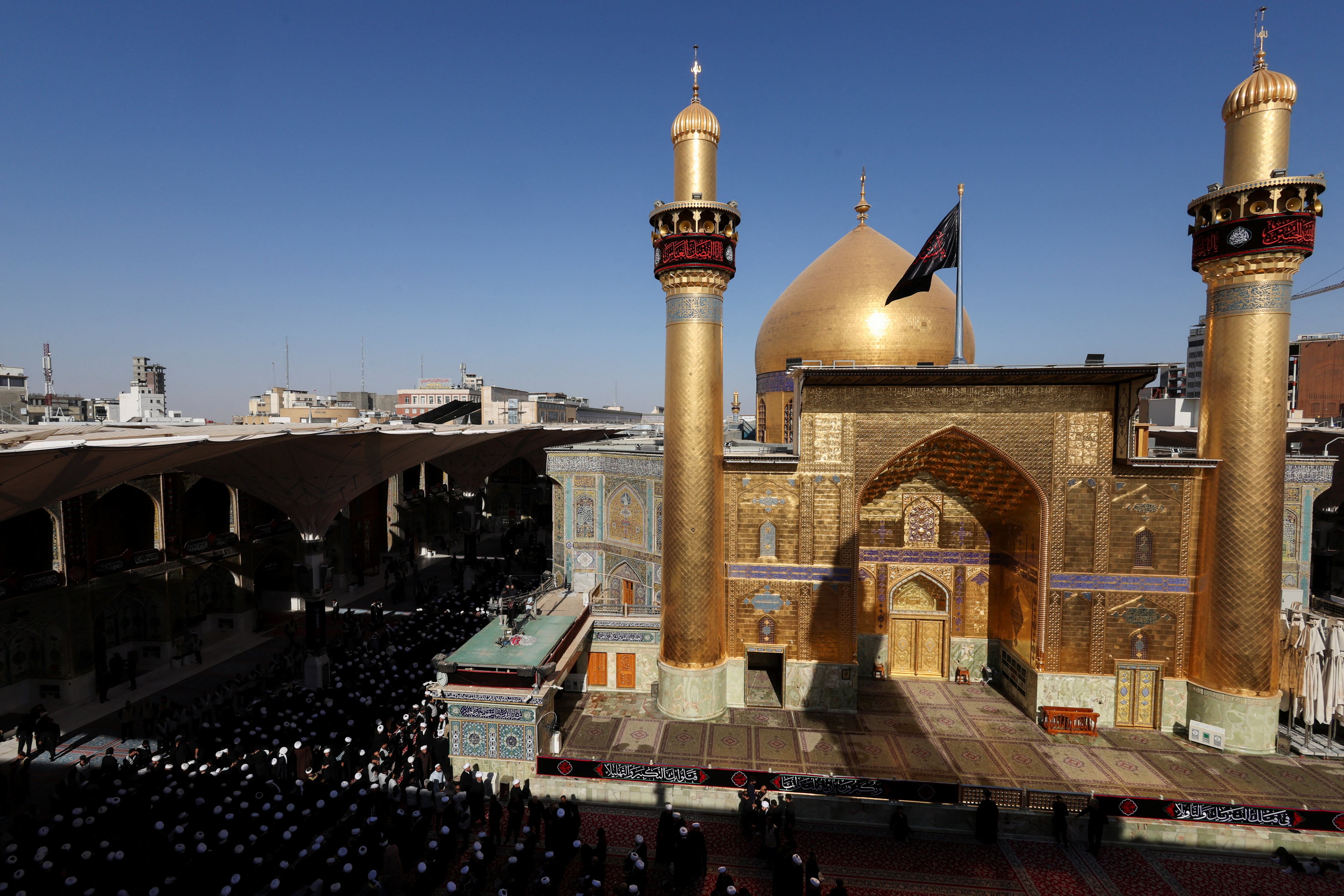 La procesión llegó hasta el santuario del imán Ali, yerno del profeta Mahoma y primer imán del chiismo, donde decenas de clérigos rezaron ante el ataúd antes de continuar el traslado hacia la ciudad de Karbala (REUTERS)
