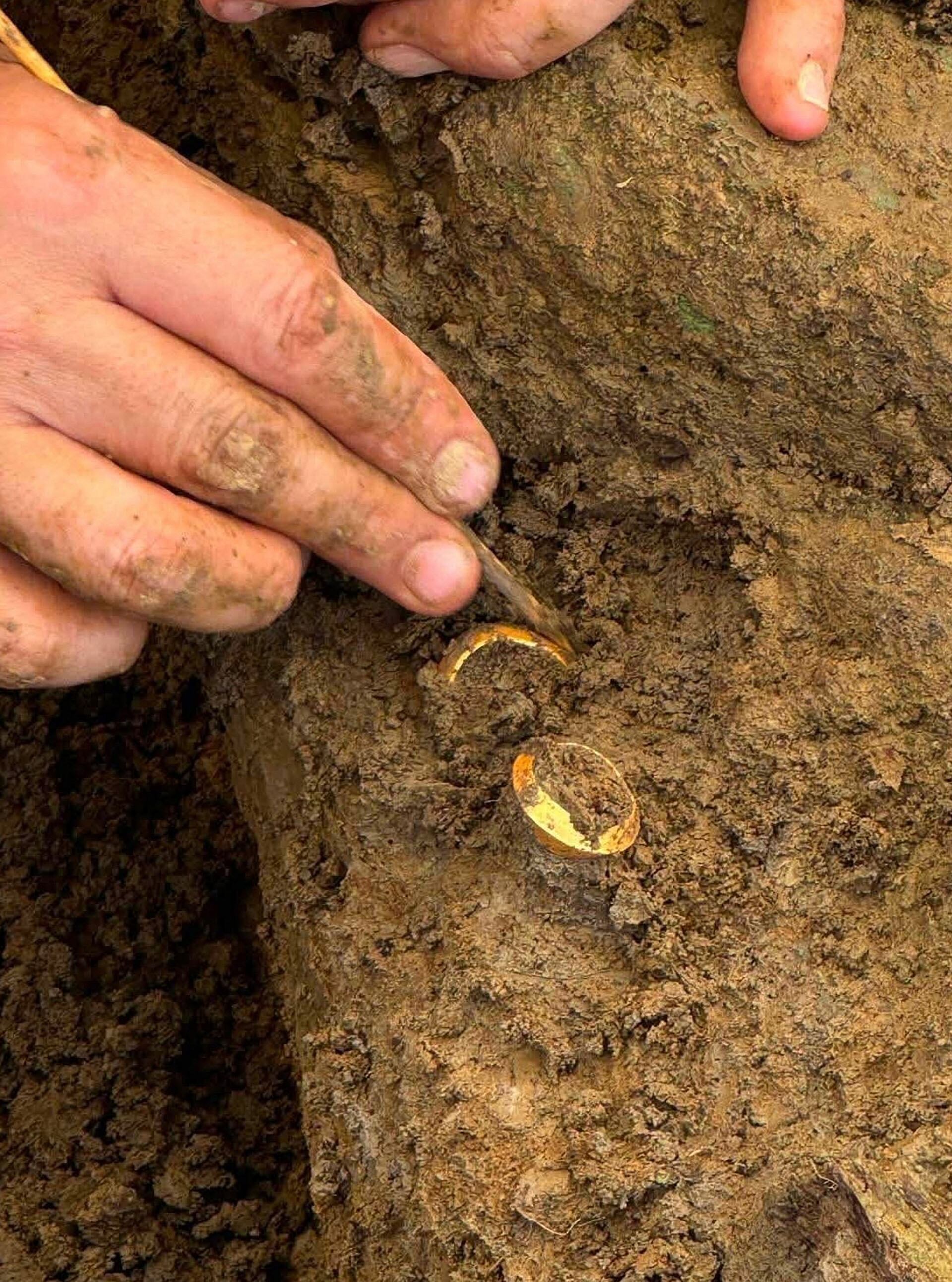 El hallazgo de dos anillos de oro con inscripción brahmi en Don Yai Thong aporta datos sobre la Edad del Hierro en Tailandia - (The Fine Arts Department via AP)