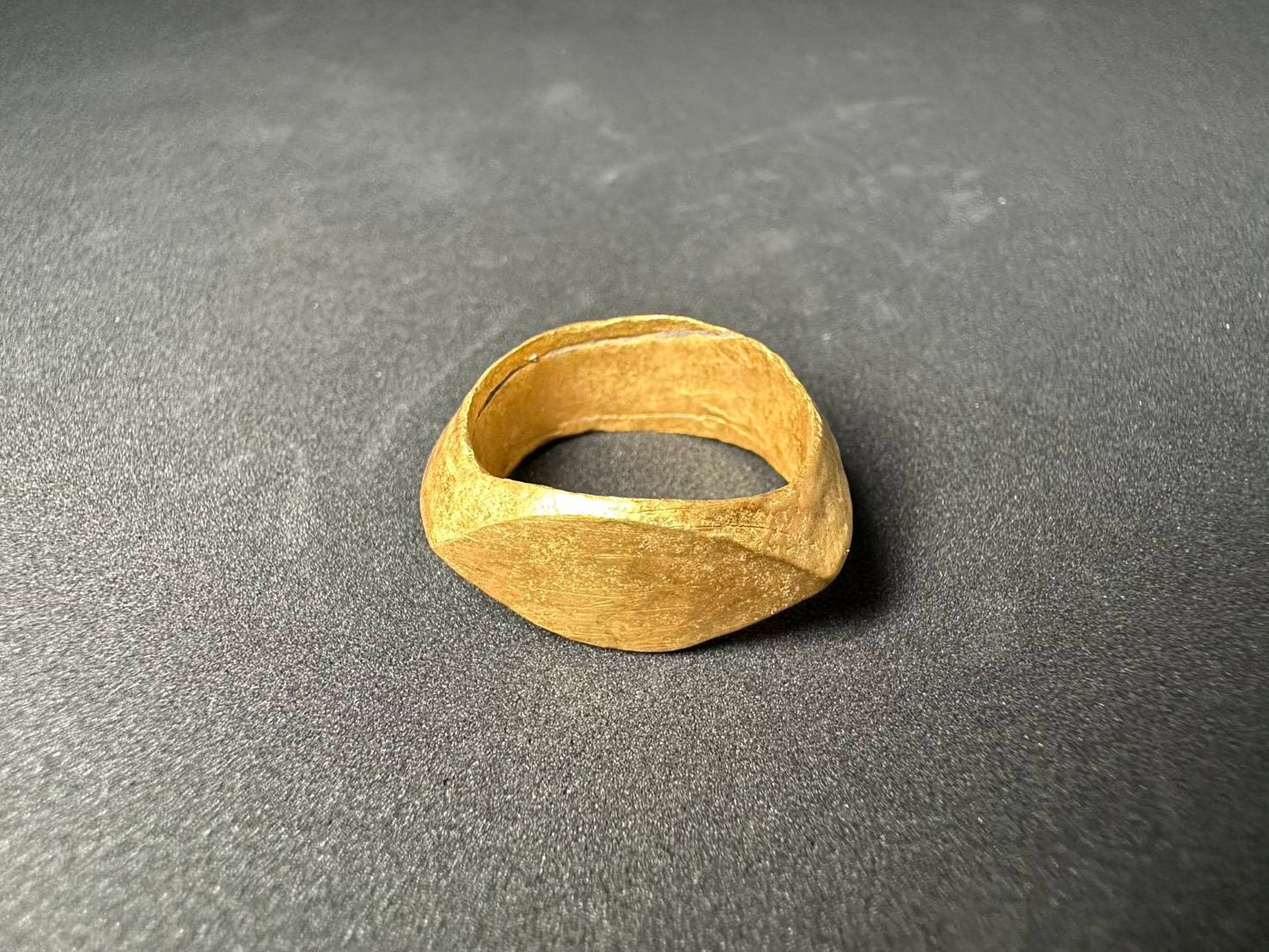 El yacimiento arqueológico de Don Yai Thong corresponde a una fase tardía de la Edad del Hierro y sus anillos se datan entre 1.900 y 2.100 años de antigüedad - (The Fine Arts Department via AP)