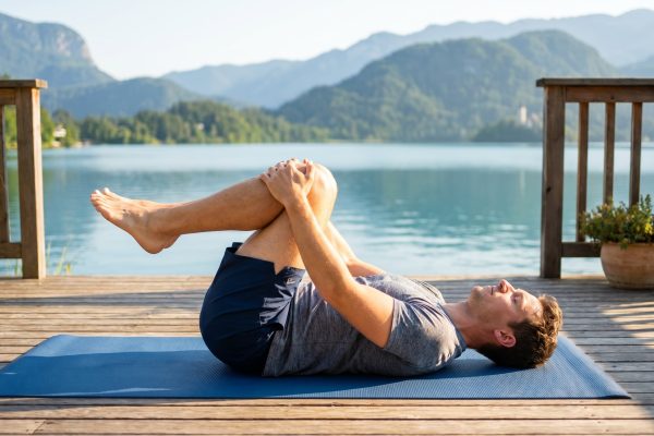 Cómo el yoga se convirtió en una herramienta para gestionar trastornos digestivos, según la ciencia
