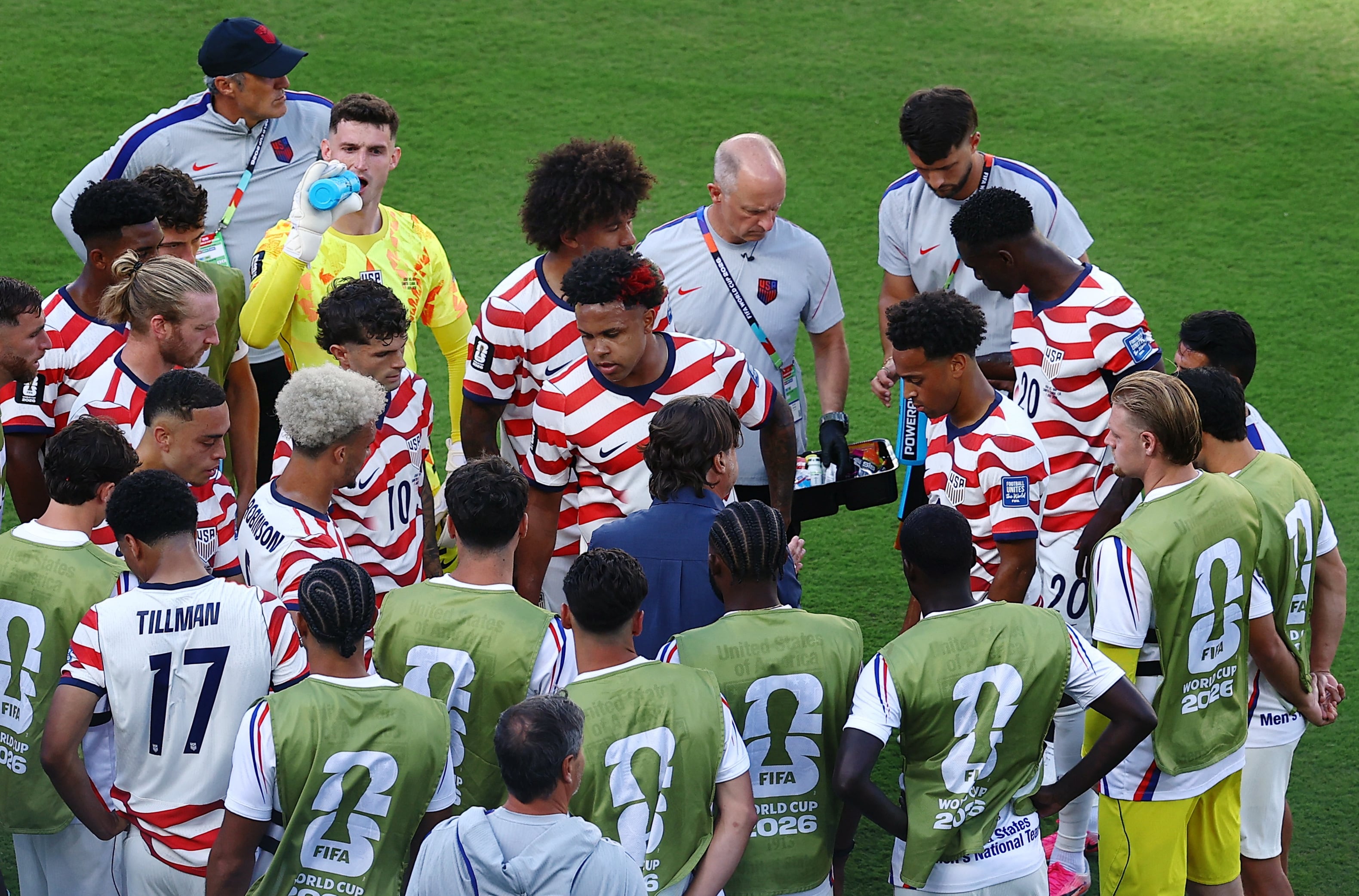 El técnico argentino, al frente de Estados Unidos, optó por emplear las nuevas pausas para ajustar la estrategia de su equipo durante los partidos (REUTERS/Pedro Nunes)