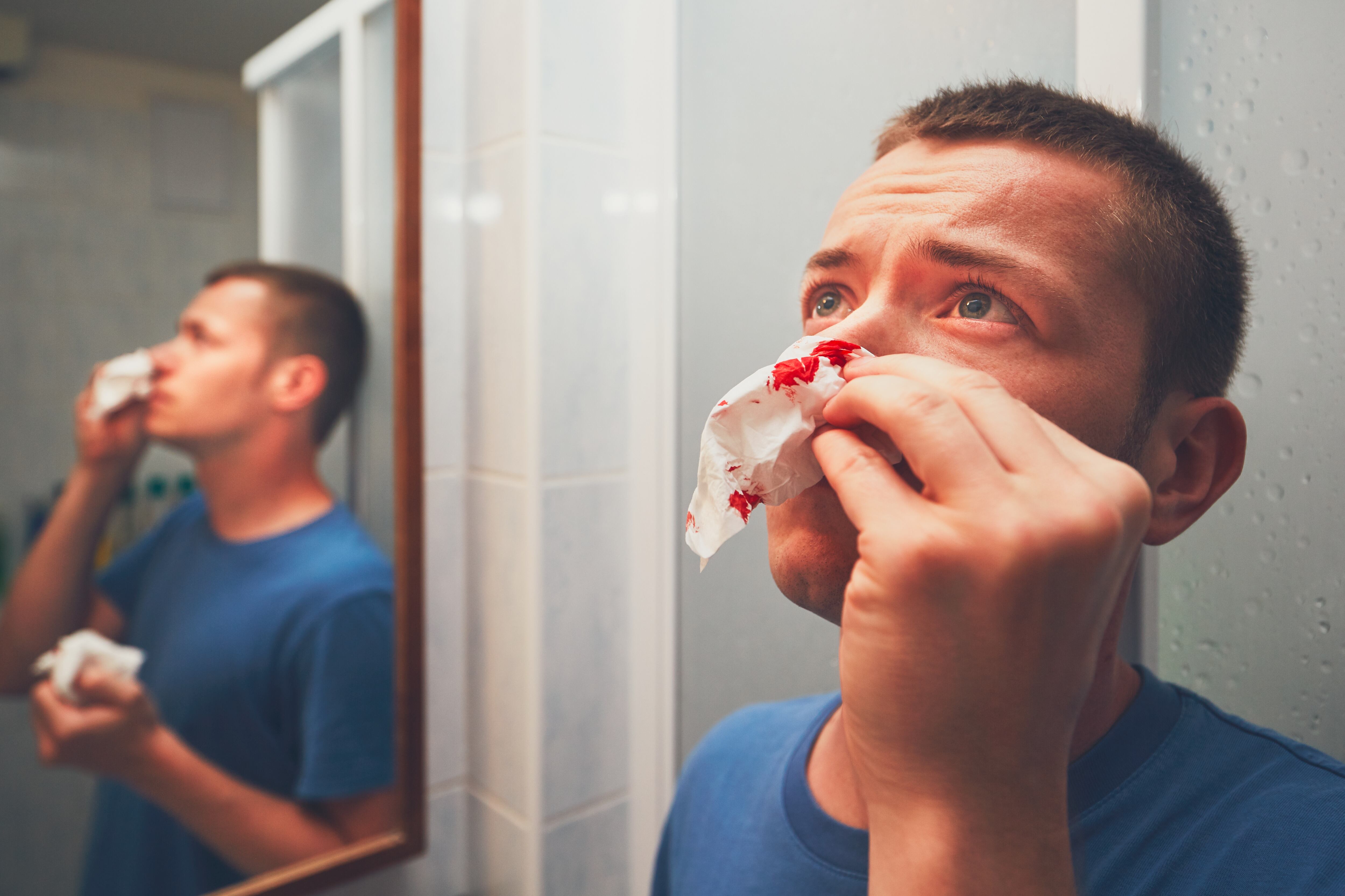 Cleveland Clinic desaconseja recostarse, inclinar la cabeza hacia atrás o introducir algodón profundo, porque esos errores pueden empeorar el sangrado nasal (Crédito: Freepik)