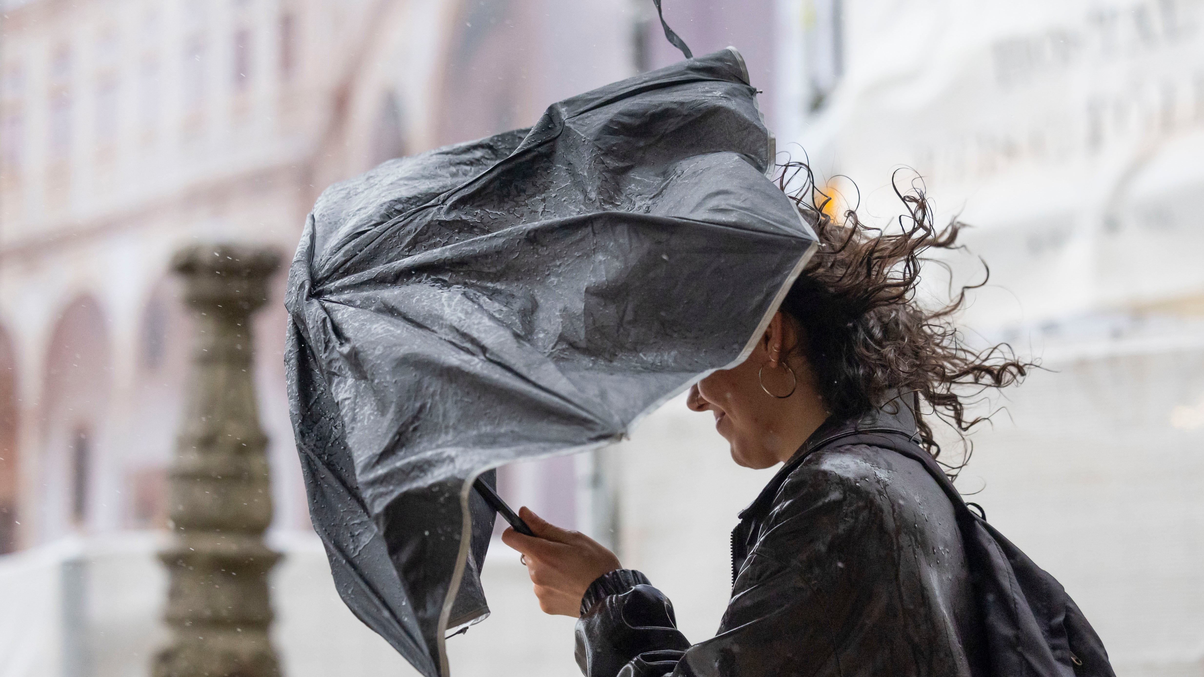 FOTODELDÍA - SANTIAGO DE COMPOSTELA, 15/01/2026.- Fuertes vientos y lluvia, hoy jueves en la plaza del Obradoiro, en Santiago de Compostela. Galicia está hoy en alerta naranja (peligro importante) por olas de hasta 6 metros además de fuertes lluvias y vientos, a la que se suman otras cuatro comunidades en amarillo (peligro bajo) por alguna o varias de dichas inclemencias, además de Madrid por nieve en la sierra. EFE/Lavandeira jr 