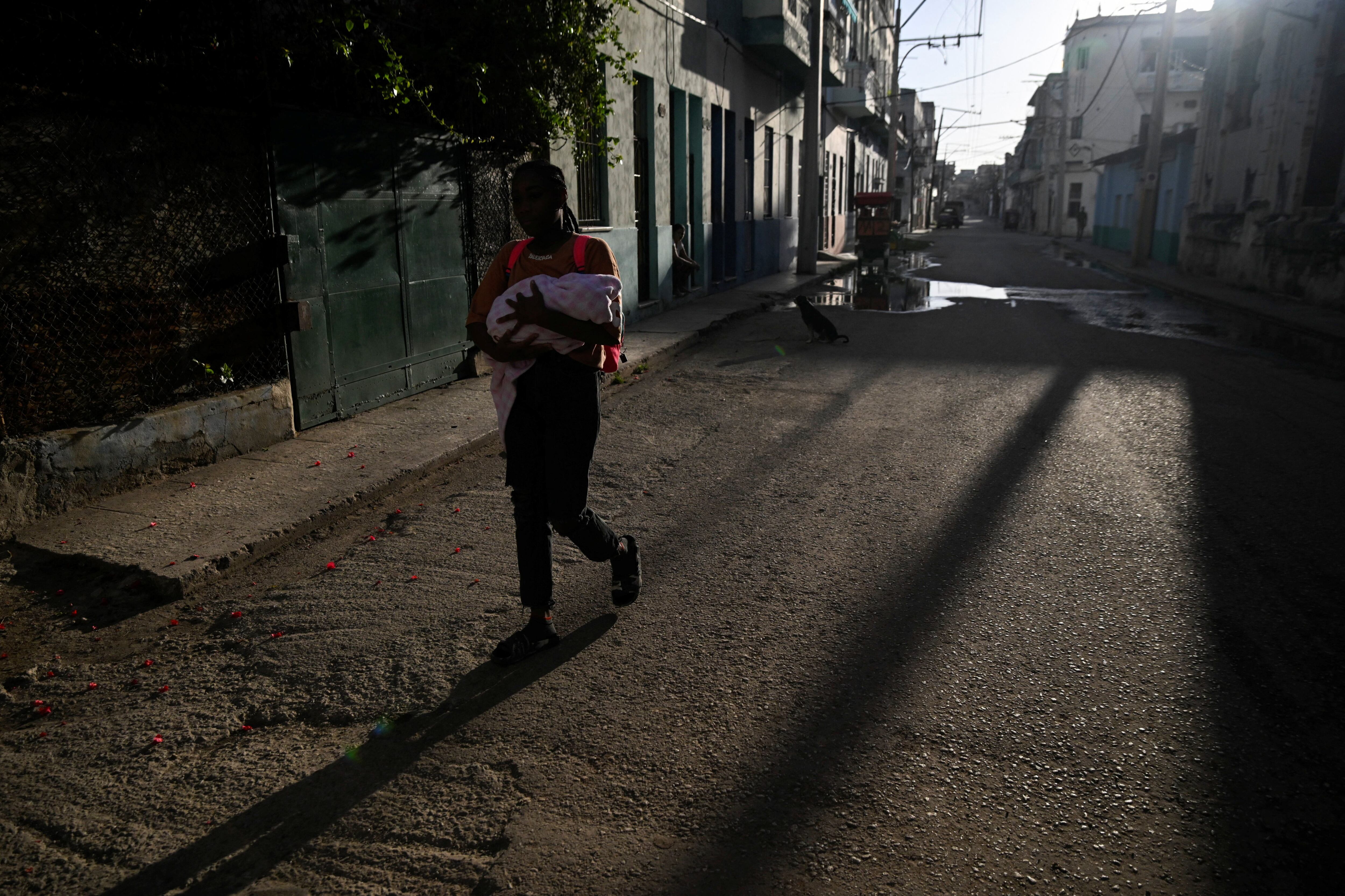 Crisis demográfica en Cuba: los nacimientos cayeron a un mínimo histórico y las muertes casi duplicaron esa cifra en 2025 (REUTERS)