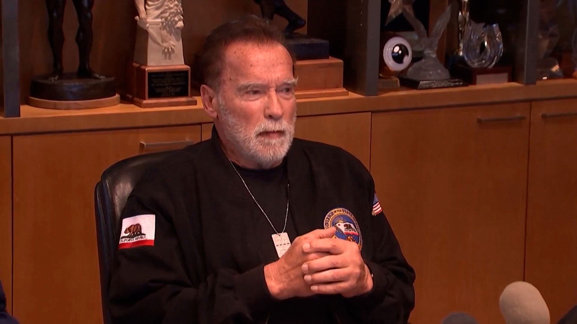 Cuál es la regla contra el envejecimiento que Arnold Schwarzenegger sostiene tras cirugías y casi 60 años de gimnasio