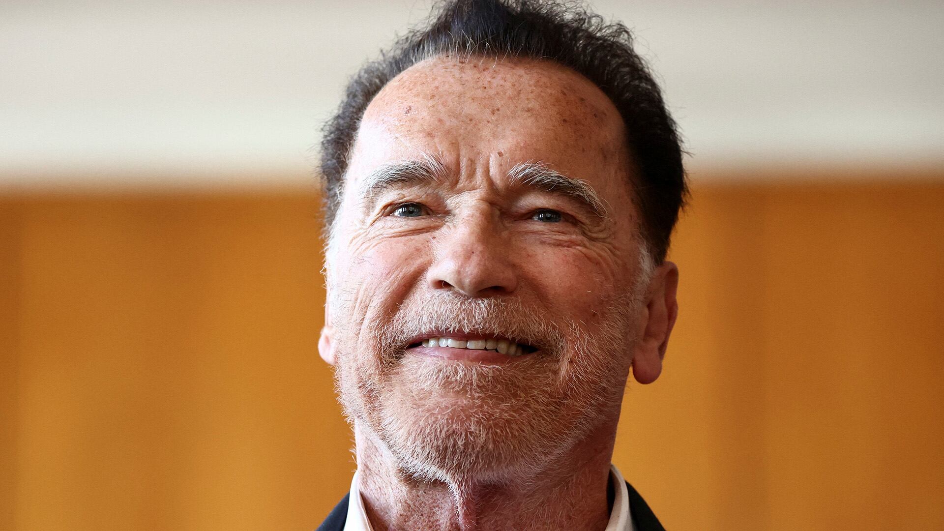 Arnold Schwarzenegger afirma que la clave para preservar la independencia en la vejez está en no dejar de moverse, incluso después de cirugías complejas