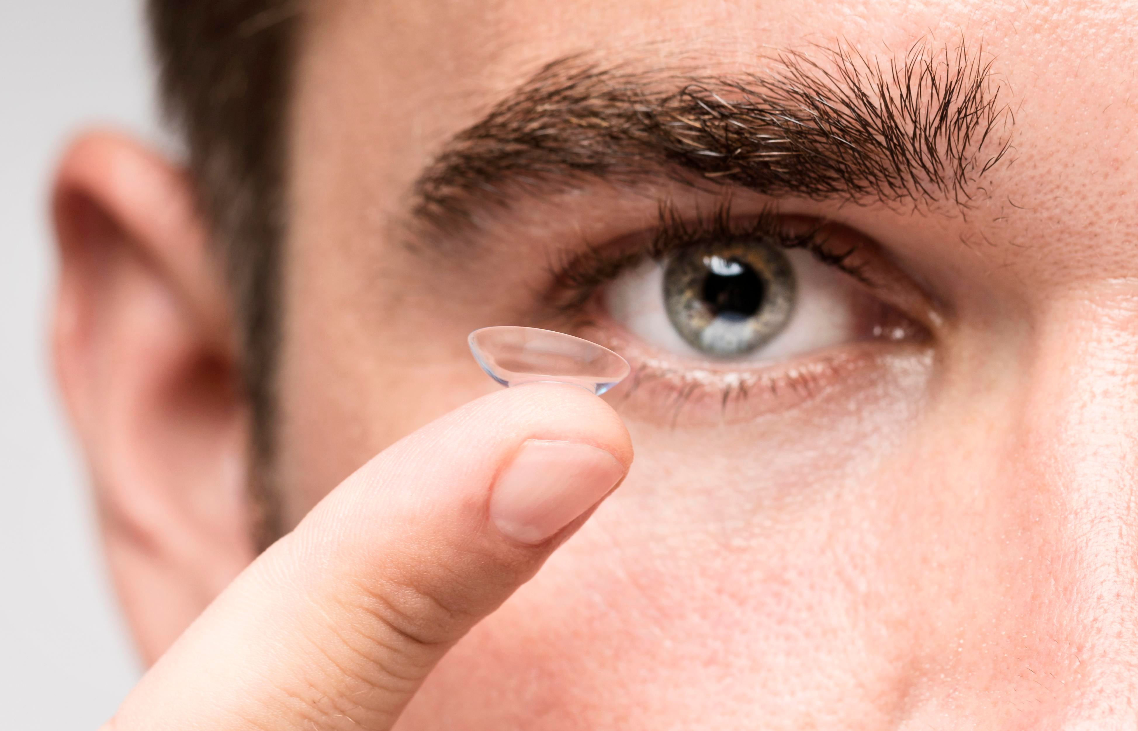 Oftalmólogos señalaron que nadar con lentes de contacto expone la córnea a microorganismos presentes en piscinas, jacuzzis, lagos, océanos y agua del grifo (Crédito: Freepik)