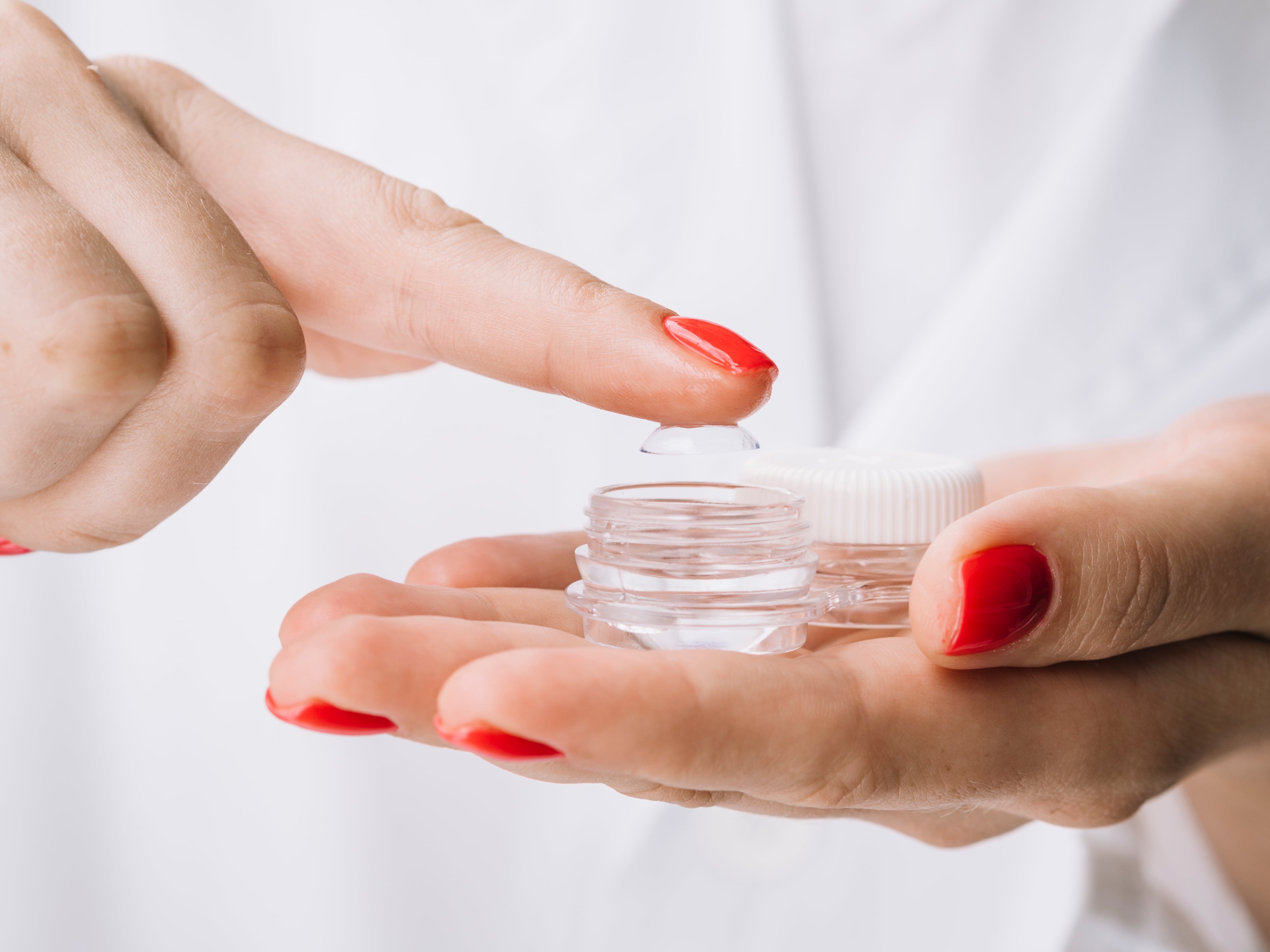 Ducharse con lentes de contacto también implica riesgo, porque el agua del grifo y las salpicaduras pueden trasladar bacterias y amebas a la superficie del lente (Crédito: Freepik)