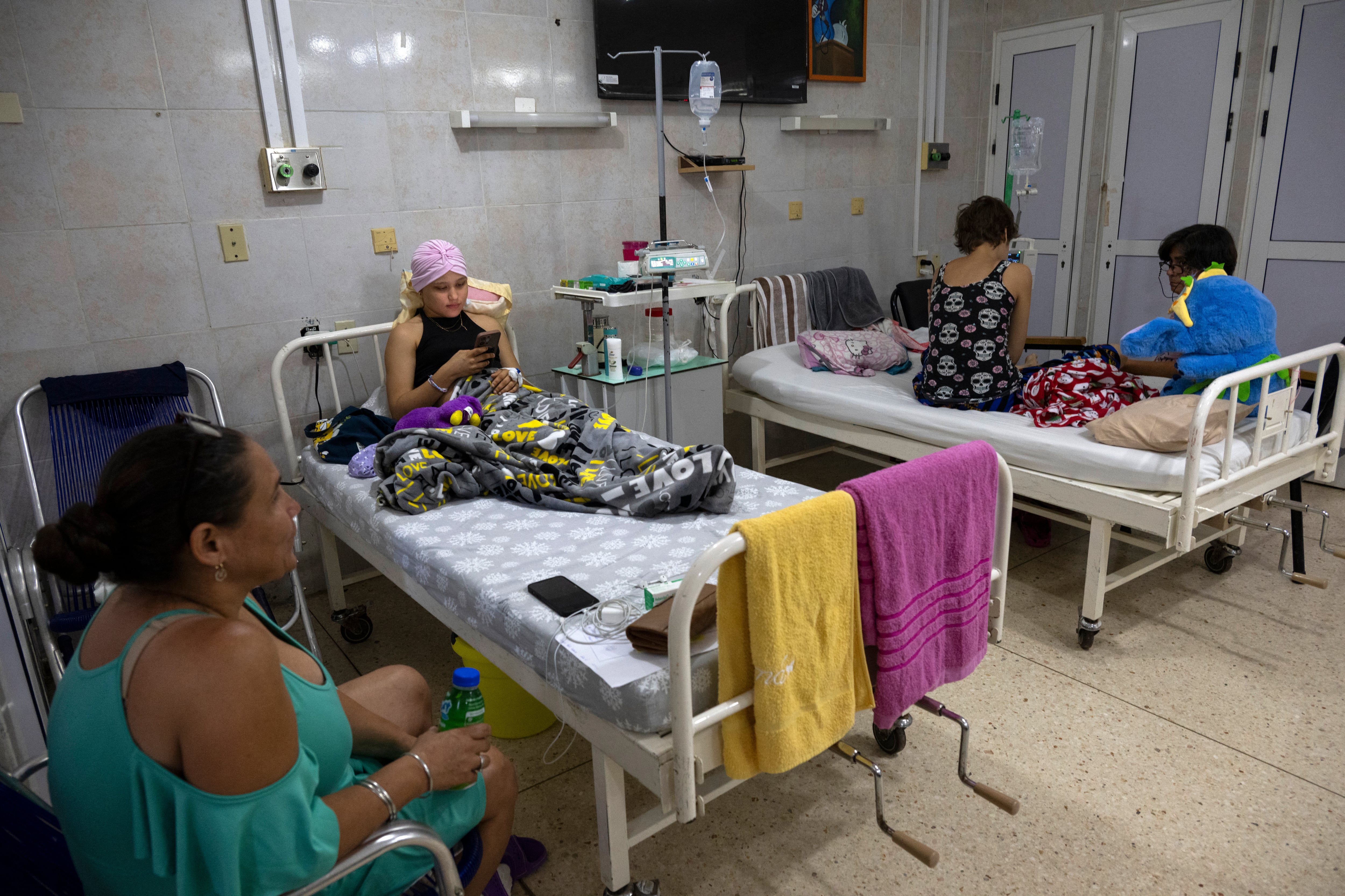 Unos pacientes cubanos con cáncer permanecen ingresados en una habitación del Instituto de Oncología y Radiobiología de La Habana (Yamil Lage/AFP)