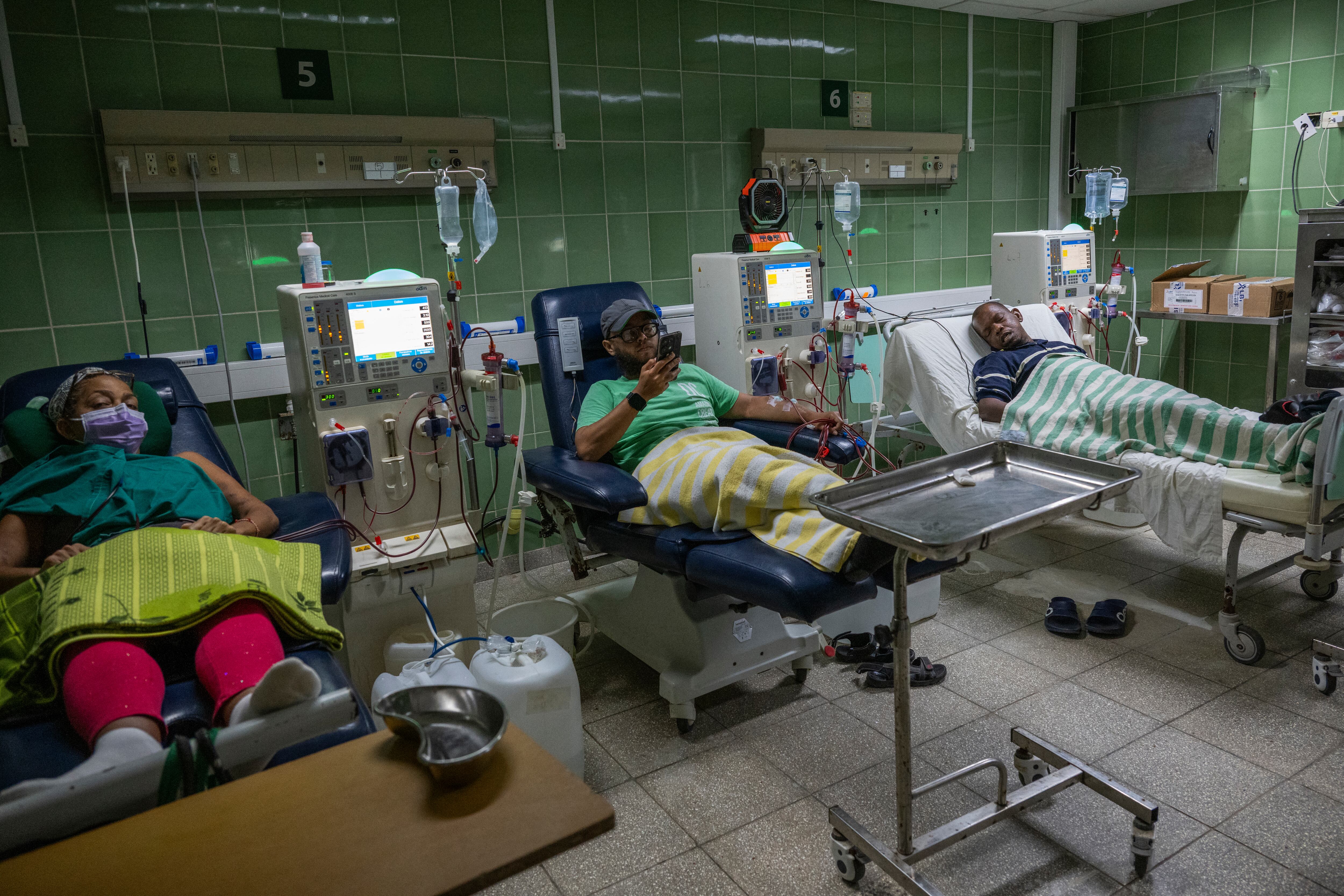Pacientes cubanos con insuficiencia renal reciben tratamiento de hemodiálisis en el Hospital Clínico Quirúrgico Hermanos Ameijeiras de La Habana, Cuba (Yamil Lage/AFP)